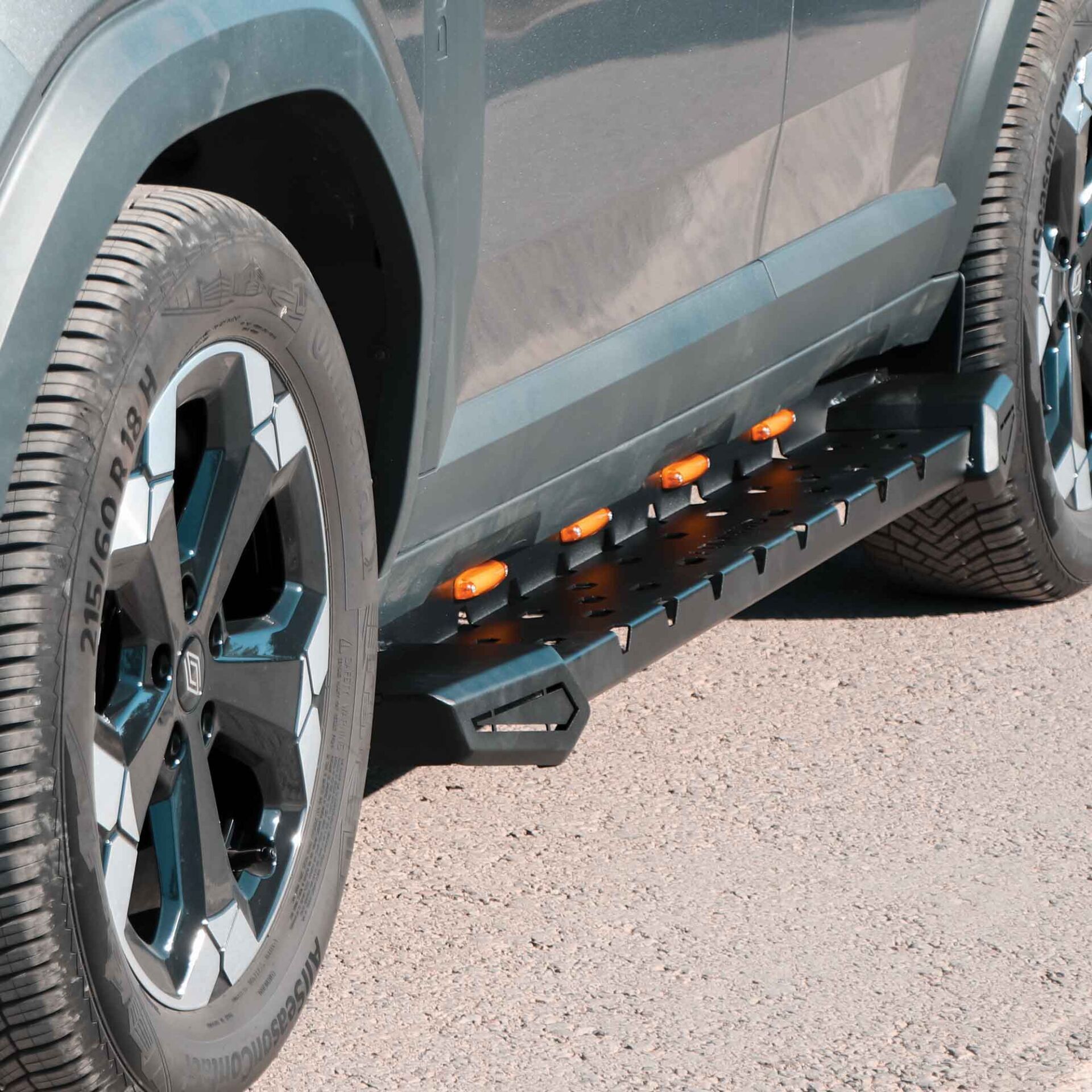 Toyota Hilux Uyumlu Yedek Parça Çelik Yan Basamak AQM4WD M30